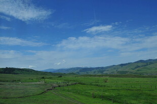 广袤草原上的蓝天白云
