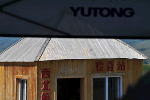 草原上的宇通移动木屋