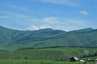 草原山峦间的宁静村落