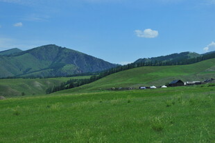 草原山峦间的美丽风光