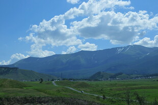 山间绿野 蓝天白云美景