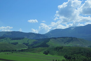 草原山峦蓝天美景