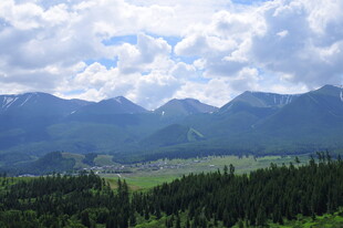 山峦绿野间的壮阔美景