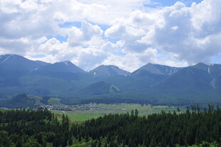 山峦林海间的壮阔自然景