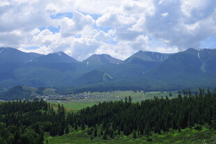 青山绿野间的壮阔山景