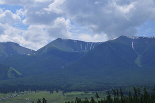 壮丽山脉与蓝天白云景观