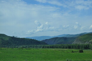 草原山峦间的辽阔美景