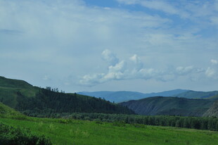 草原山峦间的蓝天美景
