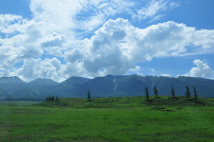 草原蓝天远山美景