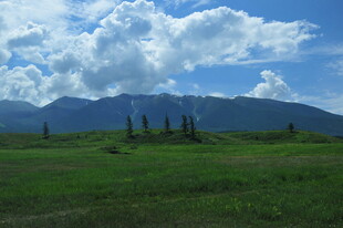 草原远山蓝天美景