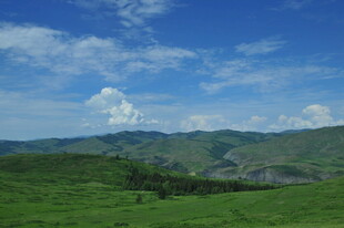 青山绿野间的蓝天白云