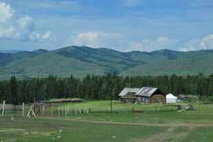 山间牧场小屋风景