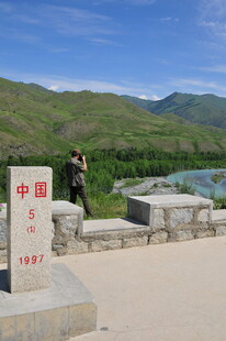 中国界碑旁的美丽风光