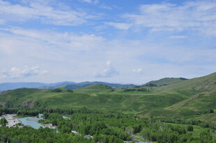 青山绿水间的美丽风光