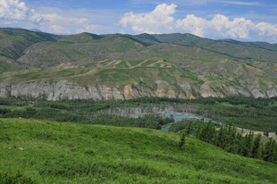 青山绿水间的壮美风光