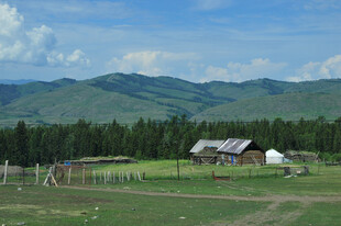 山间牧场小屋风景