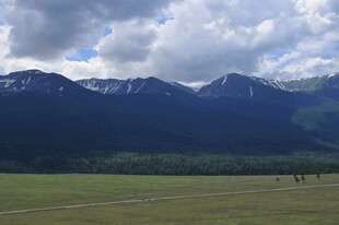 草原与远山的壮美风光