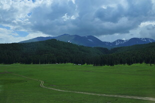 草原远山风景图