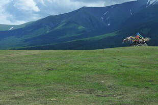 草原上的骑马者与远山