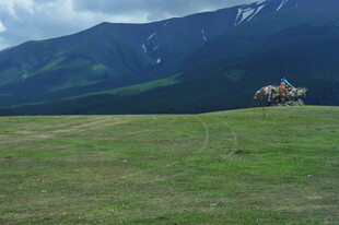 草原上的多彩帐篷与远山