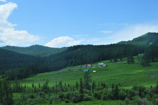青山绿野间的宁静景致