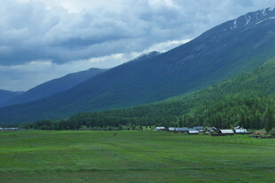 草原山峦间的美丽景致