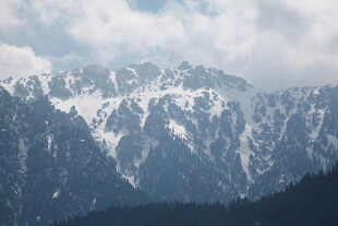 壮丽雪山云雾缭绕景观