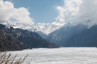 冰封湖泊与巍峨雪山