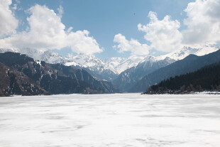 壮丽雪山下的冰封湖泊
