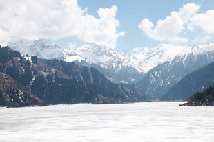 壮丽雪山下的开阔冰面