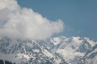 雪山云海壮丽美景