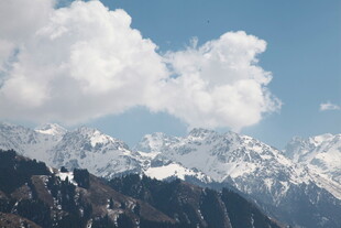 雪山之巅的壮丽云海