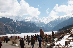 雪山湖畔的热闹人群