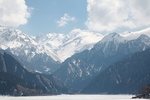 壮丽雪山下的静谧湖泊