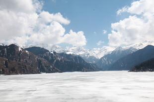 壮丽雪山下的冰封湖泊