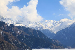 壮丽雪山云海风光