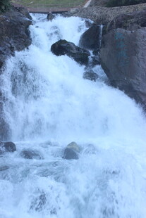 山间湍急溪流瀑布