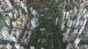 城市俯瞰 高楼与绿地交织