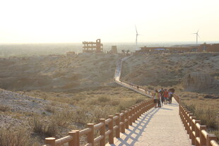 漫步栈道赏开阔自然风光