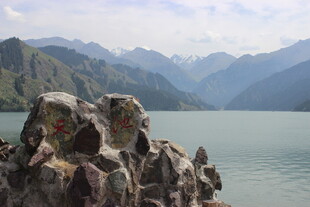 湖畔嶙峋怪石与远山美景