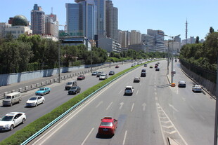 城市宽阔道路上的车辆行驶