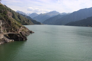青山绿水间的宁静湖泊