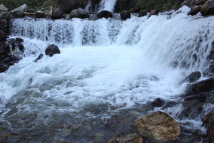 山间小瀑布水流湍急