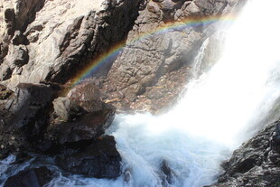 山间瀑布上的绚丽彩虹