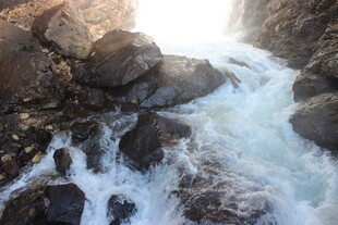 山间溪流穿岩石而过