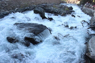 湍急溪流中的嶙峋石块