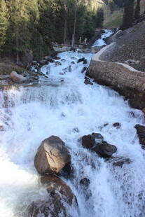山间溪流奔腾的自然美景