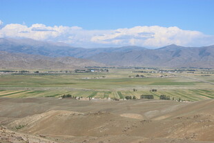广袤田野与远山壮丽风光