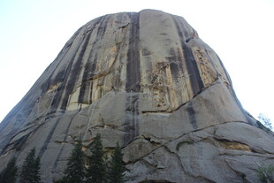雄伟壮观的巨大岩石山峰