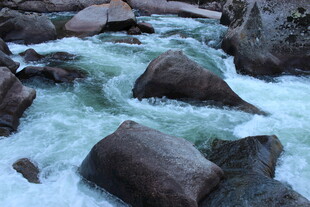 湍急溪流中的嶙峋怪石